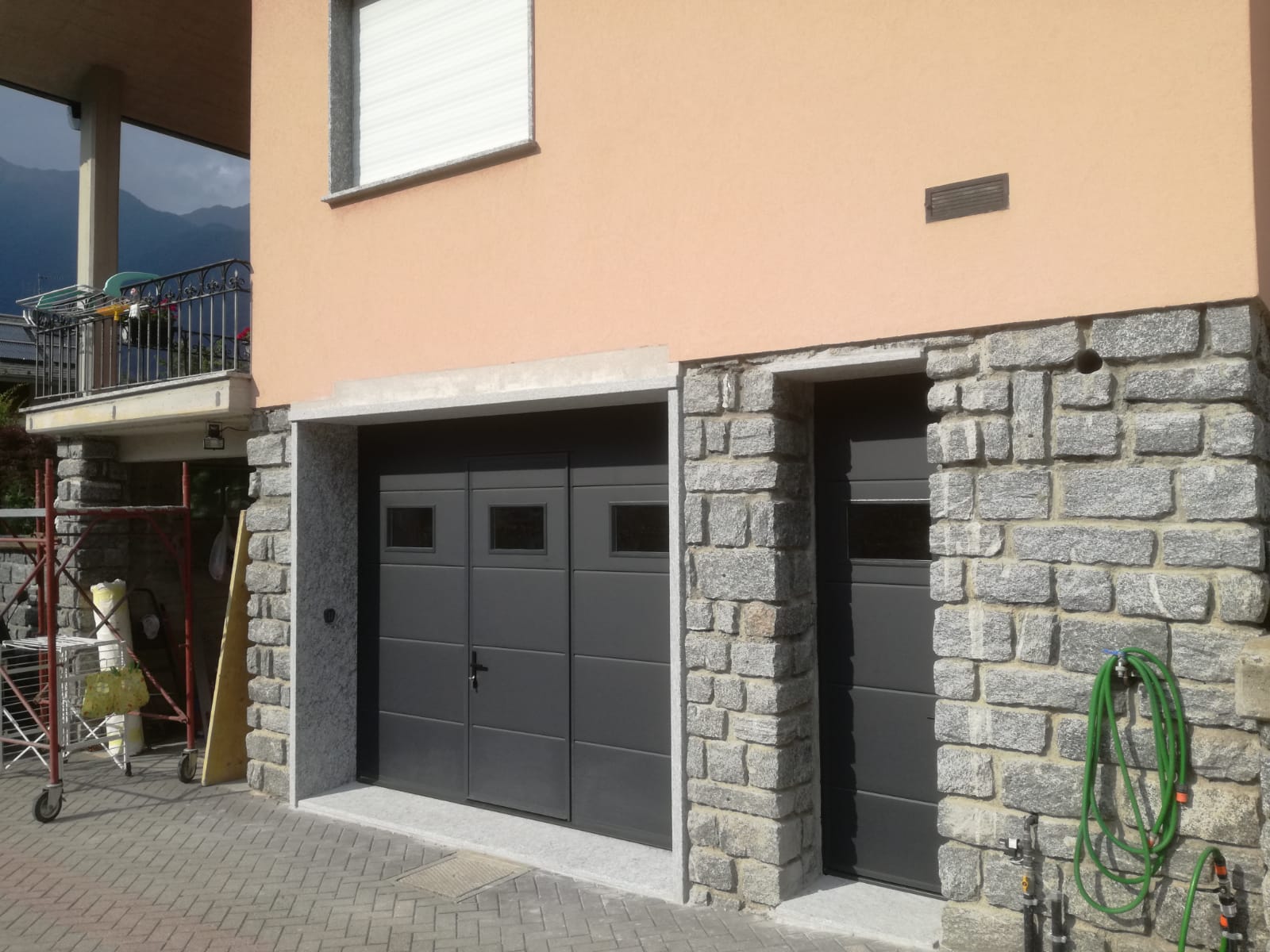 Nuova porta sezionale con porta pedonale integrata e porta laterale a Colorina (SO): Immagine 1